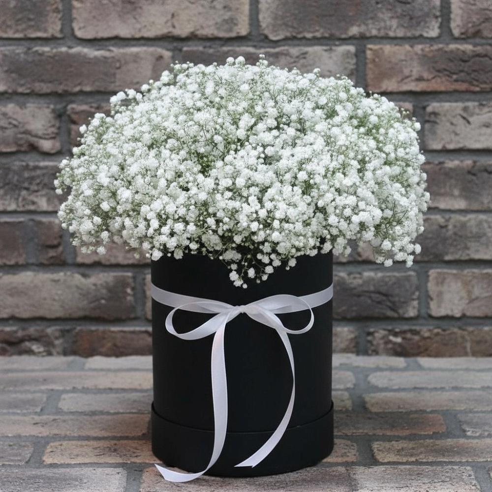 Цветочная композиция из Гипсофила в шляпной коробке в Лобаново