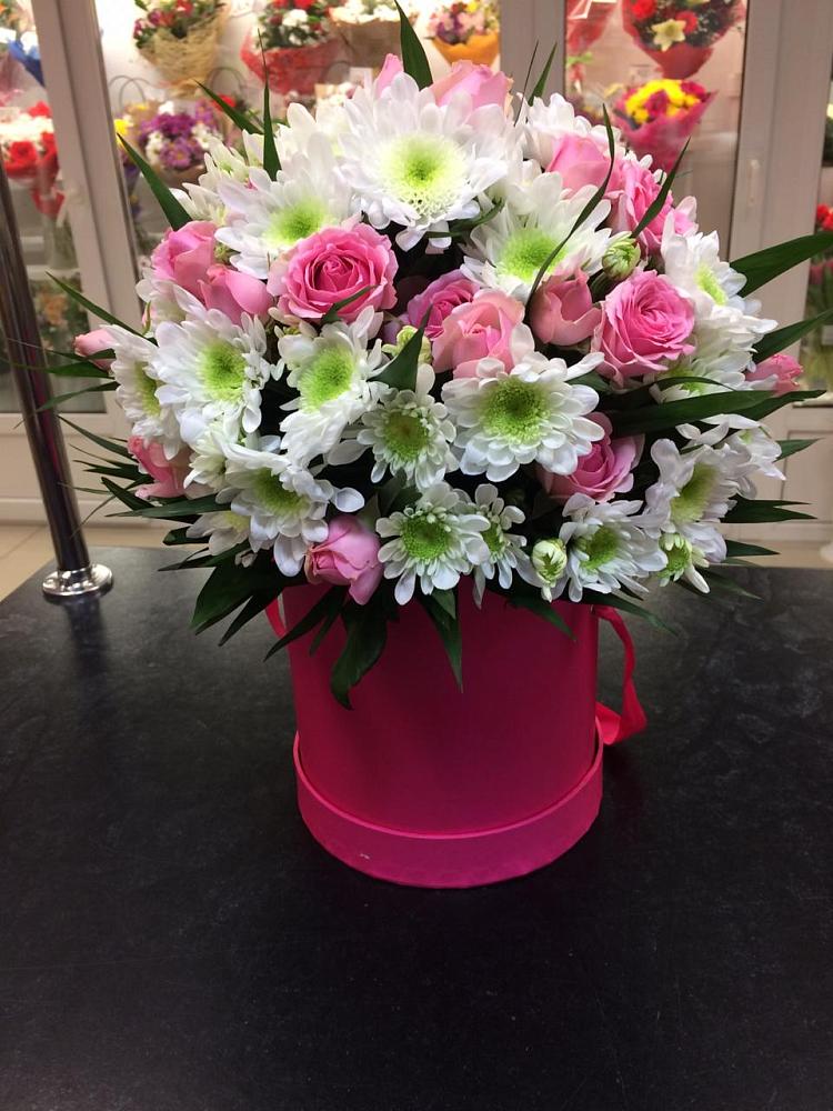 Цветочная композиция из Розы и Хризантемы в шляпной коробке в Лобаново