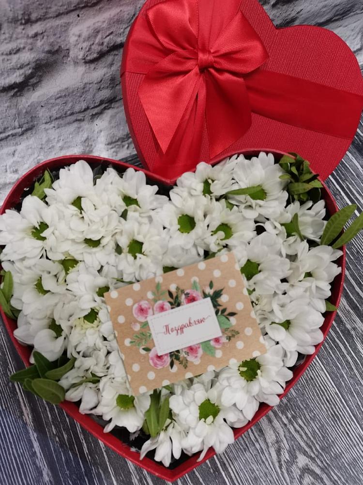 Цветочная композиция из Хризантемы в виде сердца в Лобаново