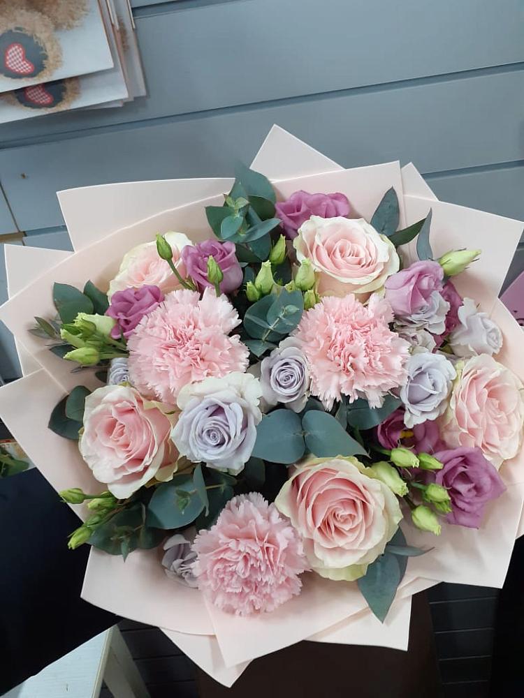 Букет цветов из: Розы, Гвоздики и Лизиантусы в Лобаново